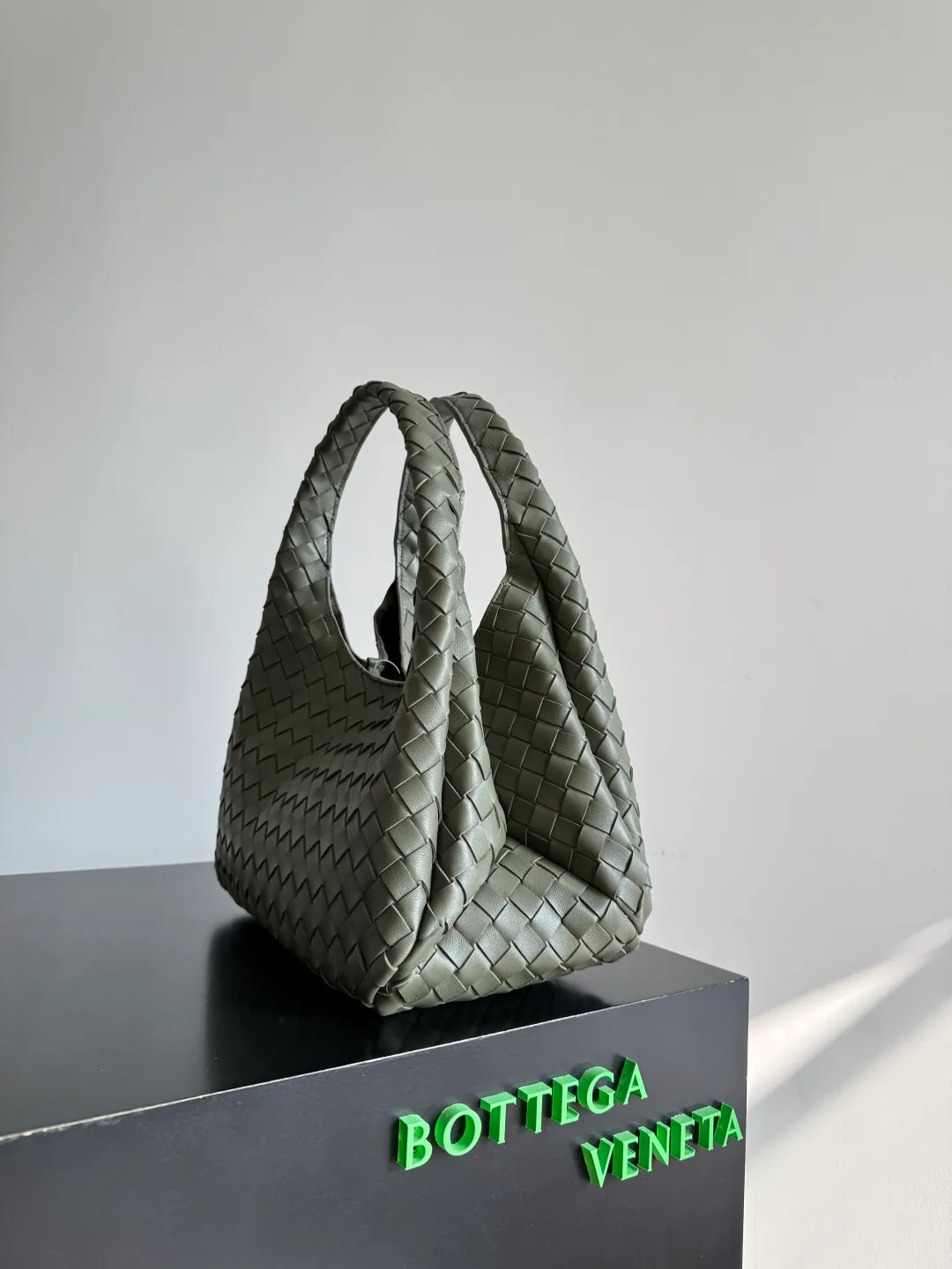 Batch 2160 new products are coming! BOTTEGA VENETA Bottega Veneta's 2025 new Campana shoulder bag is on the market~ First of all, I would like to praise the weight of this bag. As a not too small bag, it is very light for daily use. For people like me who need to carry a lot of belongings when going out, this advantage is great, and it greatly reduces the burden of traveling. 🛍️The shape is a bit like a combination of parachute and jodie. The blunt triangle shape is cute and honest. Carrying it on your back when going shopping is a good mood accelerator. The handles and body of the bag are both classic weaves. A tie is added to the original open design. If it is not tied up, the bag will look like a small vegetable basket when carried. Style number: 844249 Size: 33*20*16.5cm